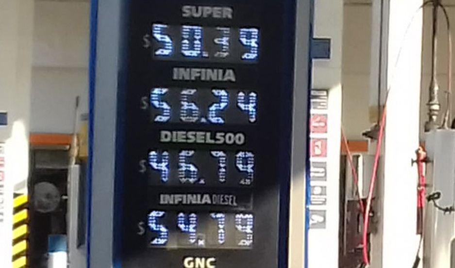 Alertan que por la suba del doacutelar el litro de nafta deberiacutea estar en 66