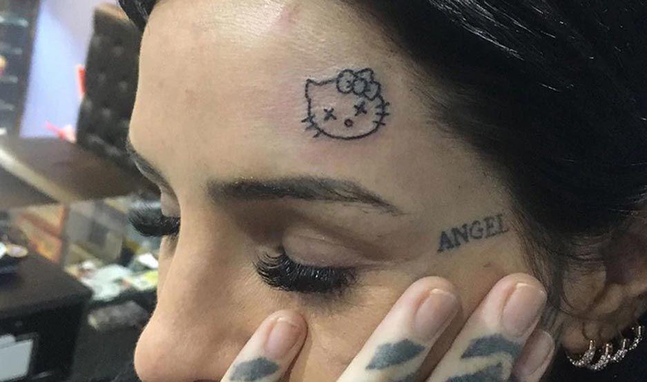 Candelaria se tatuó a Hello Kitty en la frente