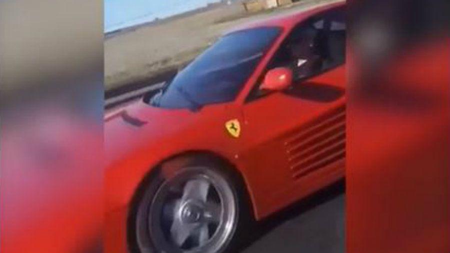 Se filmaban pasando a un auto Ferrari y terminaron volcando