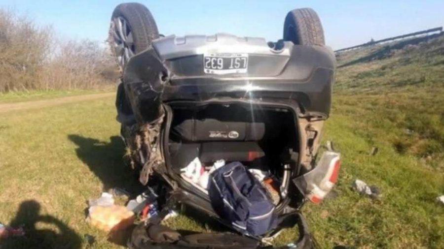 Se filmaban pasando a un auto Ferrari y terminaron volcando