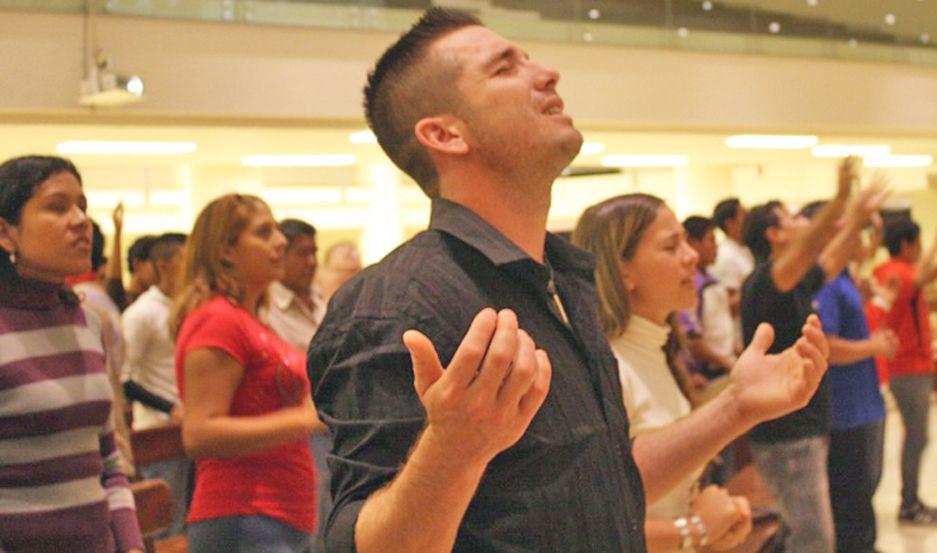 Los fieles acuden m�s a los templos en pos de alivio y a pedir la gracia de una solución a su situación