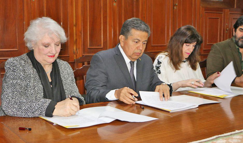 La firma del acuerdo tuvo lugar en el Consejo Superior de la Universidad Nacional de Santiago del Estero