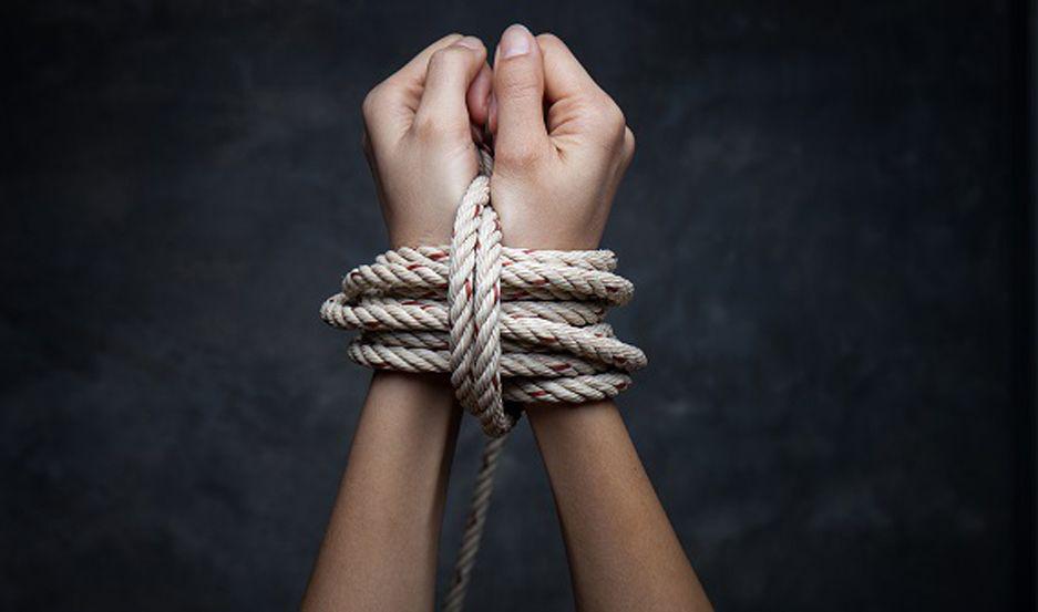 El menor golpeó a su madre que se armó de valor y pudo atarlo para luego dar aviso a los uniformados