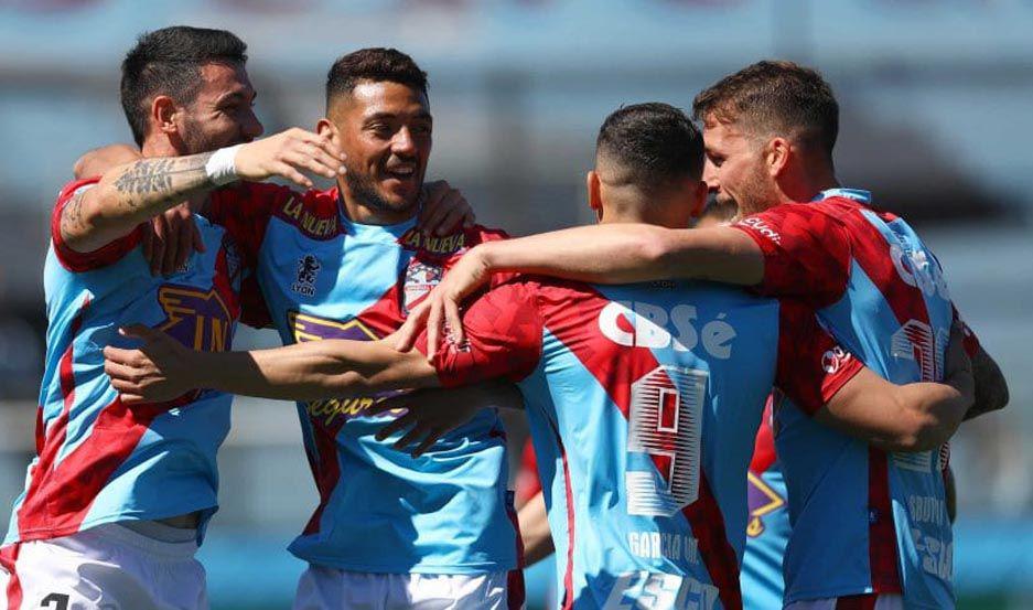 El equipo del Viaducto se hace fuerte de local y escala posiciones en la Superliga
