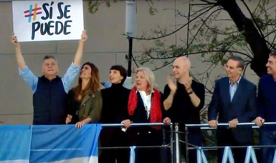 El presidente levanta el cartel de Sí se puede lema de su campaña de visitas a 30 lugares distintos en igual cantidad de días