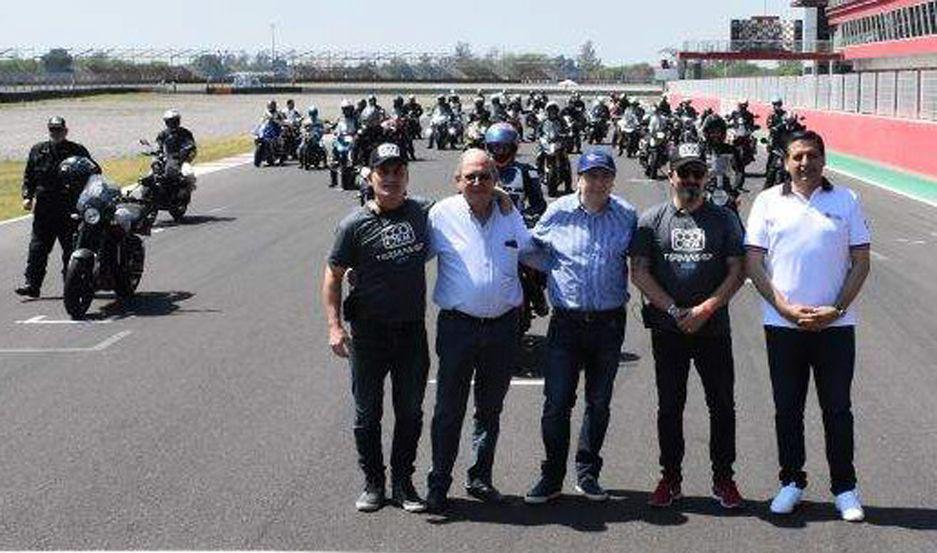 El gobernador Zamora junto a los pilotos del 800 KM Global Classic