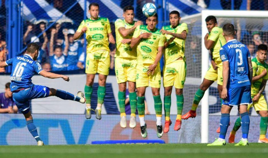 VIDEO  Veacutelez Sarsfield perdioacute por la miacutenima ante Defensa y Justicia