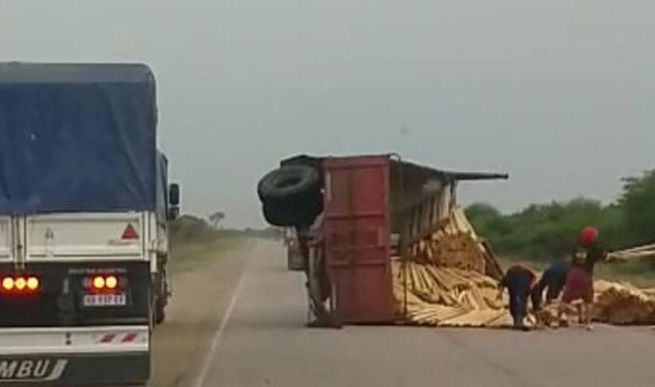 Las varillas quedaron esparcidas por la ruta