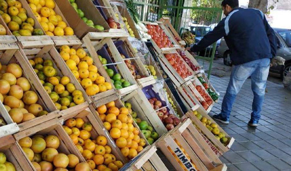 La canasta baacutesica de alimentos tuvo una suba del 438 -en-porciento- en septiembre