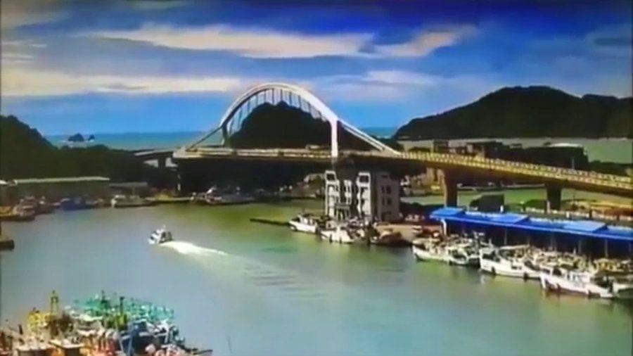 Increiacuteble momento en el que colapsa un puente en Taiwaacuten