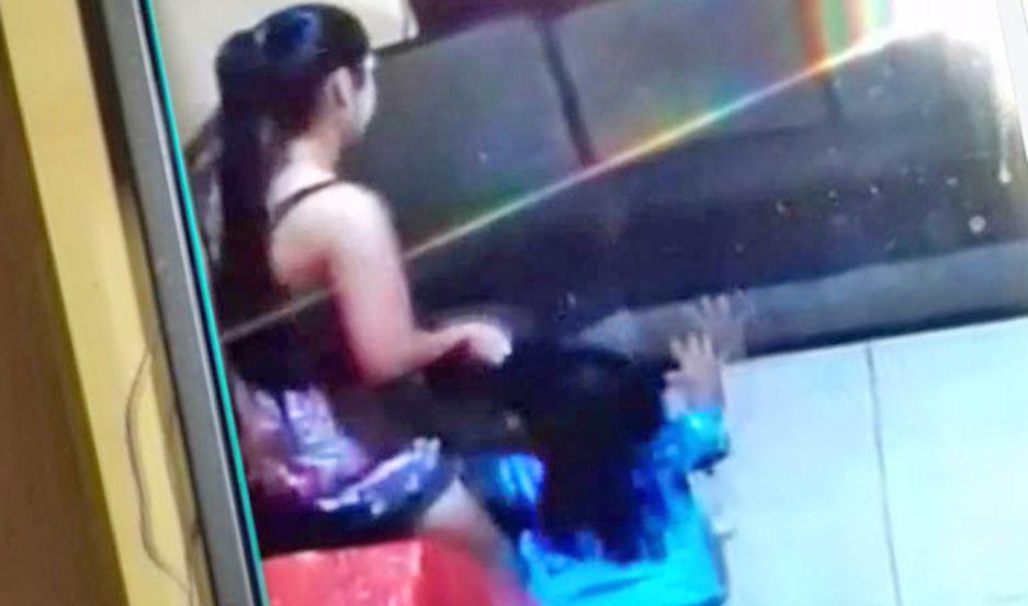 ABERRANTE En Santiago fue filmada una niñera maltratando a la beba que cuidaba un caso que se reiteró en otras partes del país (imagen)
