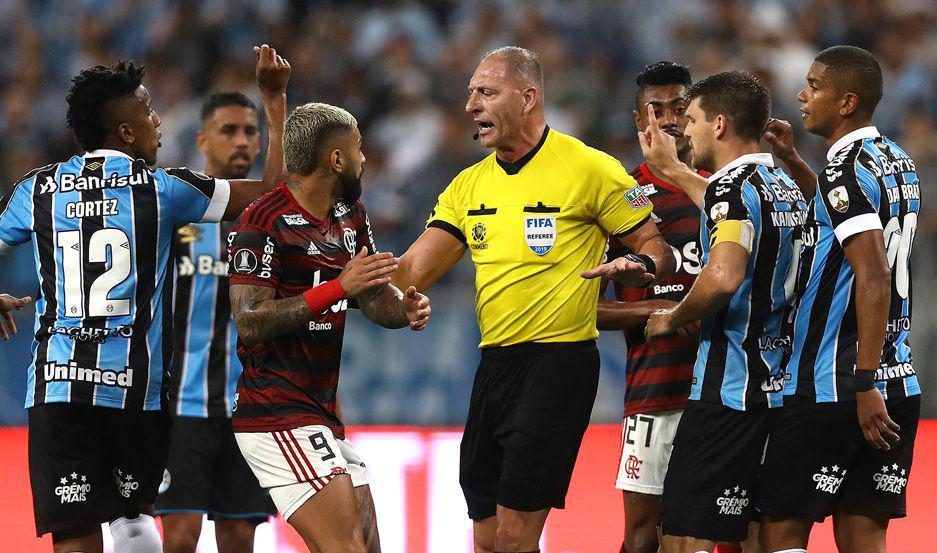 Miraacute los tres goles que Pitana le anuloacute a Flamengo ante Gremio en la otra semi de la Copa Libertadores