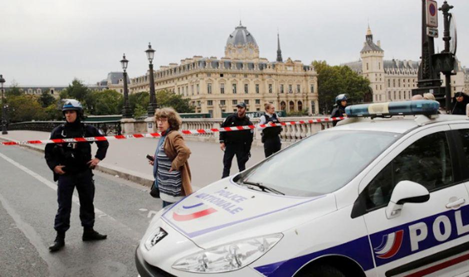 La policía francesa asegura el �rea donde ocurrió el ataque