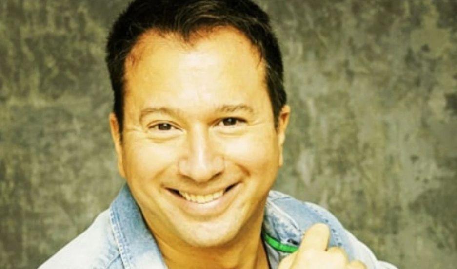 El periodista Luis Bremer se casoacute con su novio y compartioacute en las redes una foto juntos