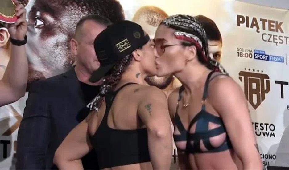 VIDEO Boxeadora argentina cacheteoacute a una rival que la besoacute en la boca