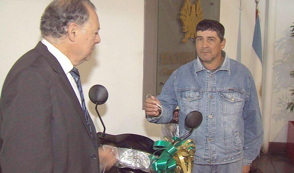 La moto ya est� en manos de Oscar El Lic Fernando Rojo fue el encargado de entregar el premio