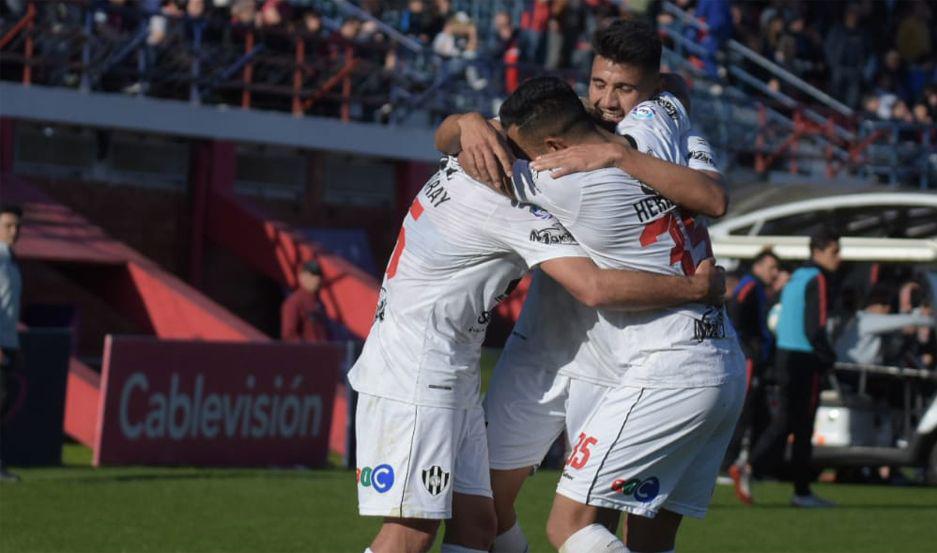 Central Coacuterdoba se hizo gigante de visitante y goleoacute a San Lorenzo por 4 a 1