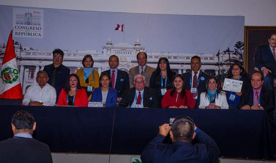 Profesionales santiaguentildeas participaron en una Cumbre de la Vida y la Familia en Peruacute