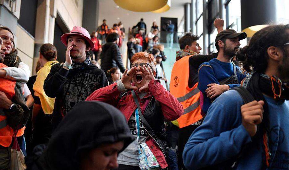Activistas climaacuteticos ocuparon un centro comercial franceacutes