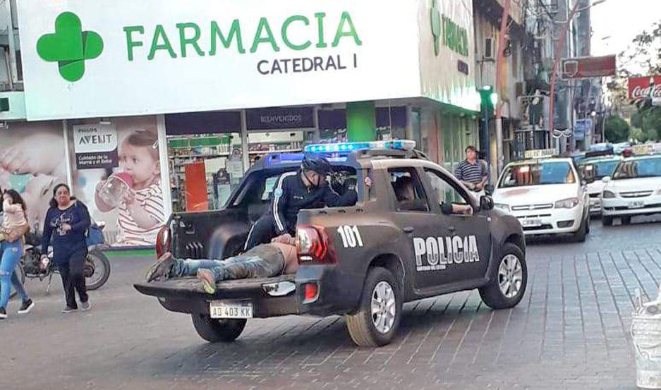 Miembros de la familia Ibaacutentildeez protagonizaron un escaacutendalo en pleno centro e hirieron a policiacutea