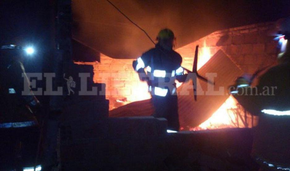 Los bomberos de la policía fueron llamados para sofocar el incendio en la casa de familia