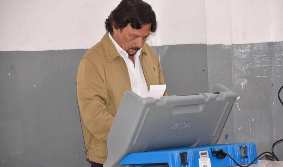 Gustavo Senz al momento de sufragar mediante boleta electrónica