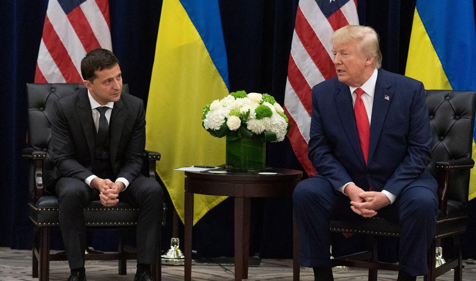 ESCÁNDALO Crecen las sospechas de presiones de Trump sobre su par ucraniano Volodymyr Zelensky (izq)
