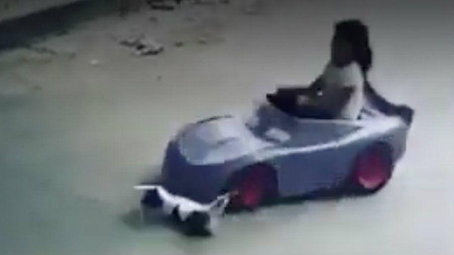 Nintildea atropella a un gato con un carrito de juguete