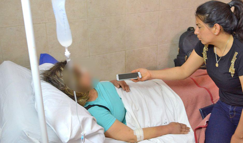 INTERNADA María permanece en un sanatorio privado Se alimenta por sonda (dieta líquida) ya que tiene fracturado el maxilar No puede mover las manos ni sus dedos a raíz de la golpiza