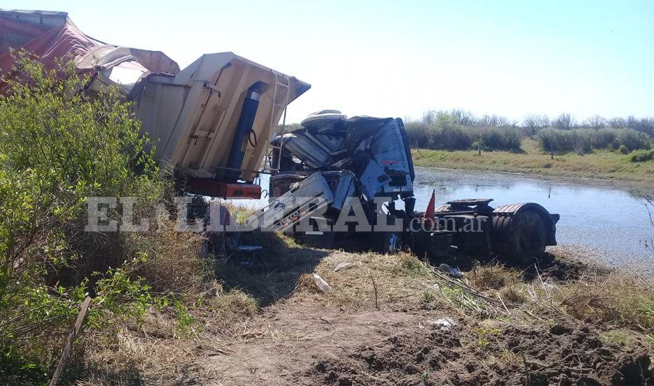 Ruta 92- camionero sufrioacute heridas al volcar cerca de Antildeatuya