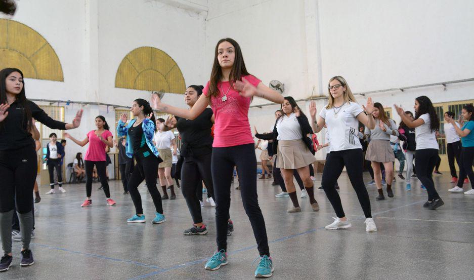 VIDEO Maratoacuten de EL LIBERAL- la Escuela de Comercio siempre estaacute