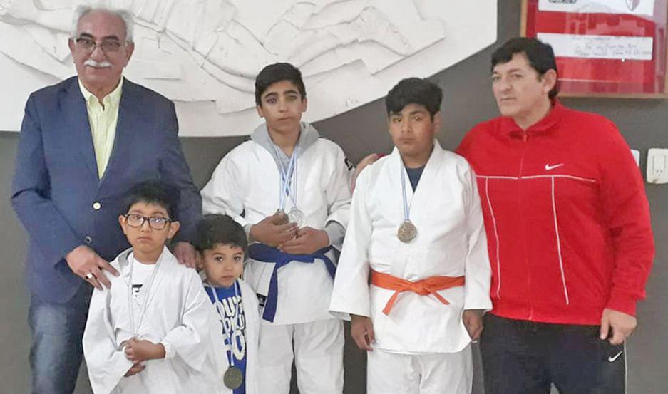 Los judocas y el profesor Rubén Vivas visitaron al profesor Dapello