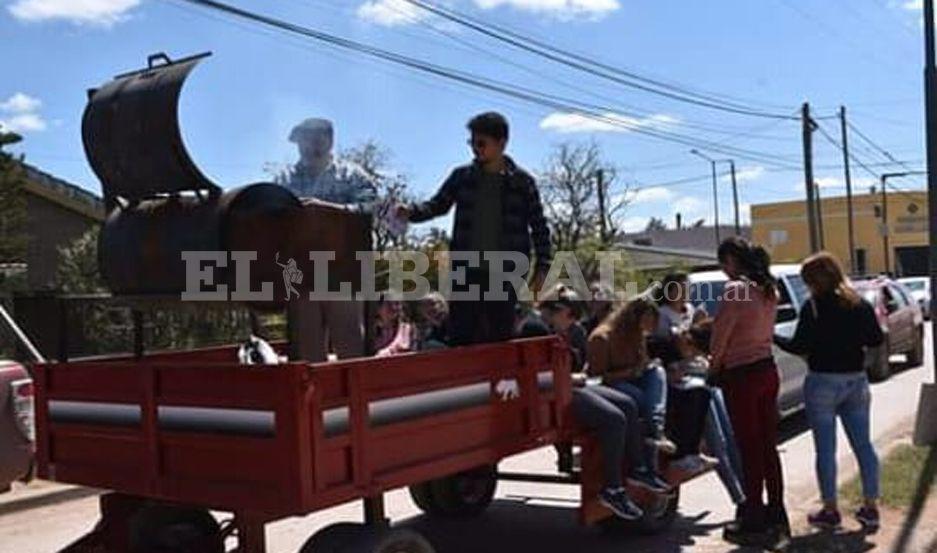 La chancha moacutevil- el original invento de alumnos que buscan pagar su viaje de estudios