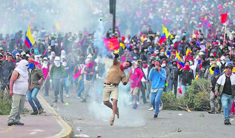 Obreros y estudiantes apoyan a los indiacutegenas en Ecuador