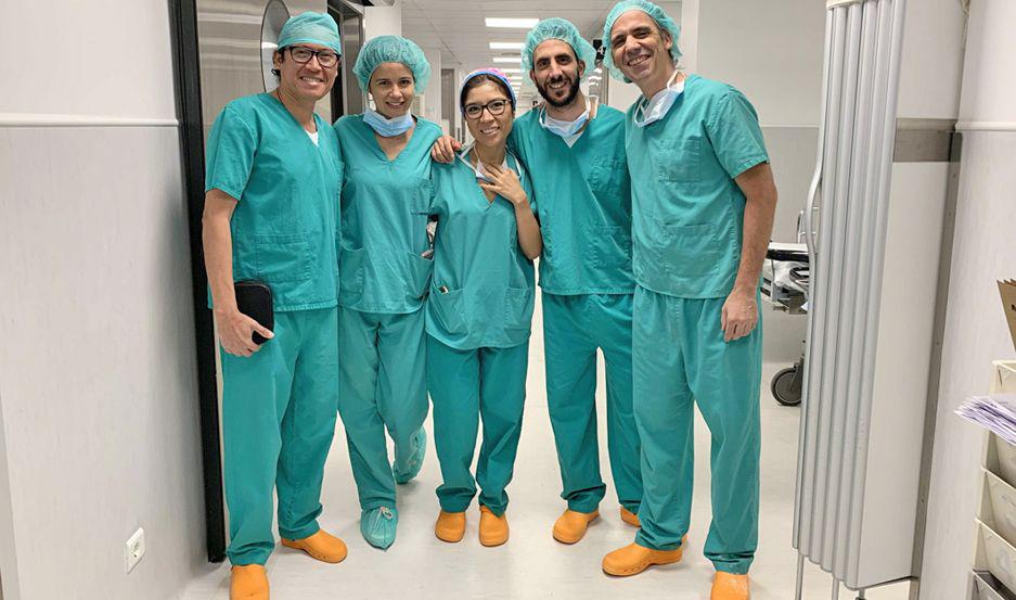 El doctor Francisco Soldado (derecha) junto a parte del equipo que operó a Emanuel Arias