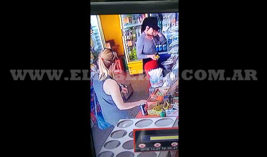 VIDEO  Graban in fraganti a una mujer que se roboacute el celular de una policiacutea