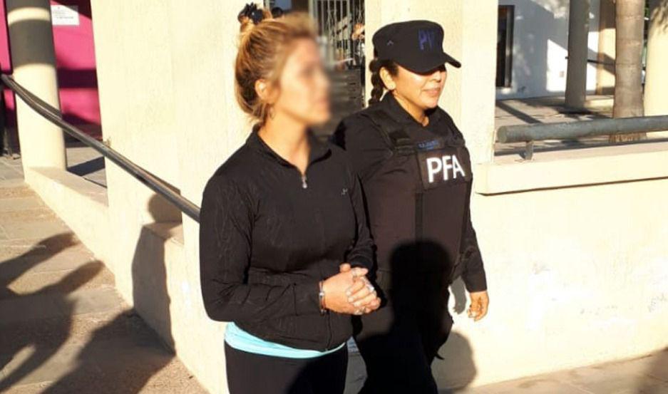 Regresaba de un tour de compras y fue detenida por la policiacutea