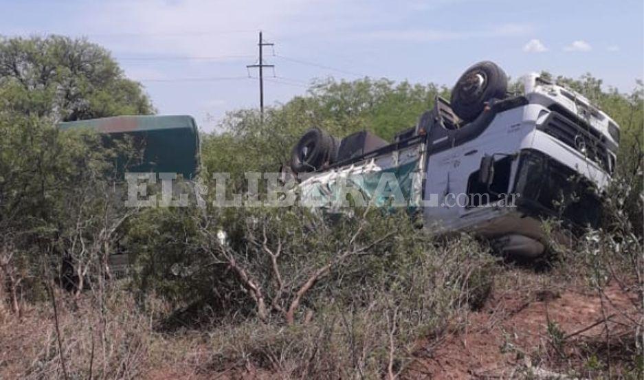 Ruta 21- camionero perdioacute el control volcoacute y el rodado quedoacute a 10 metros de la banquina
