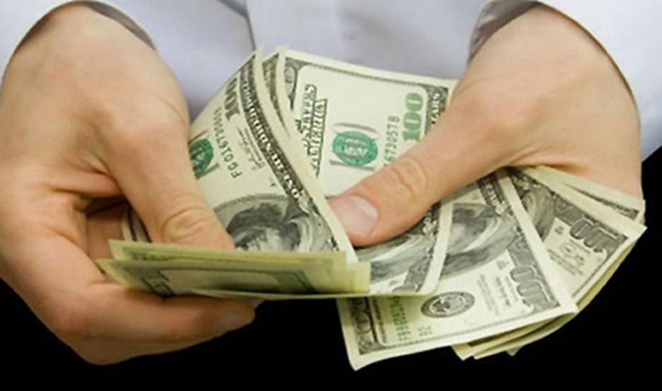 El doacutelar cerroacute estable a 6031 pero en la semana avanzoacute 22 centavos