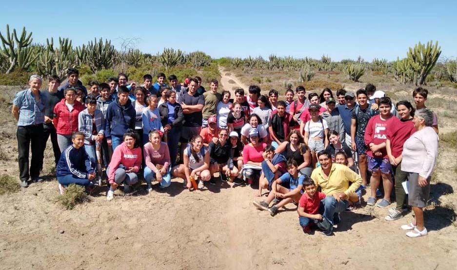 El grupo posa para una instant�nea de EL LIBERAL con el fondo del paisaje del semi�rido santiagueño
