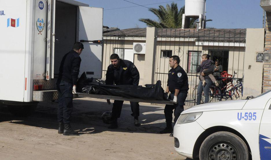 El cuerpo fue trasladado a la morgue para ser examinado por el médico forense
