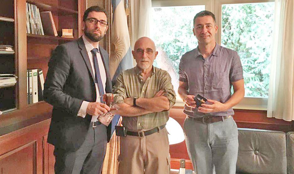 CONSUL En el Consulado Argentino en Bonn Muñoz (izq) con artesanos que producen objetos con clavos de herrar