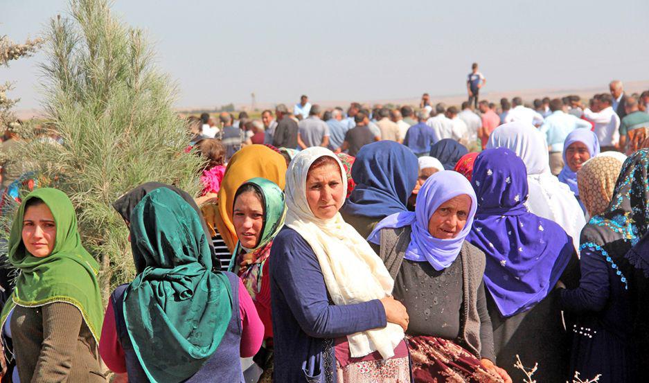 TERROR Miles de personas de origen kurdo debieron huir de sus hogares luego del ataque del ejército turco
