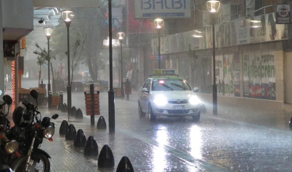 La lluvia dice presente en la mantildeana del lunes en Santiago