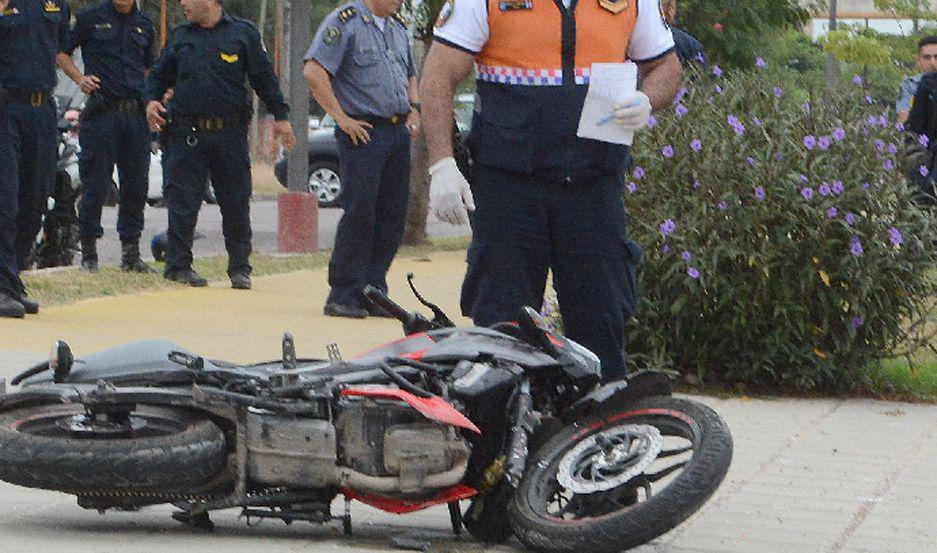 Una joven de 20 antildeos murioacute al chocar con su motocicleta- su amiga estaacute grave