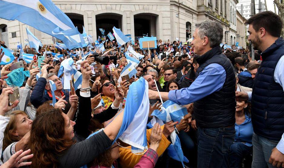 Macri le respondioacute a Alberto Fernaacutendez- Los abuelos tienen celulares