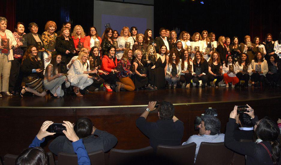 Las mujeres premiadas por Gurnier Producciones recibieron el reconocimiento de la gran cantidad de gente que asistió al acto