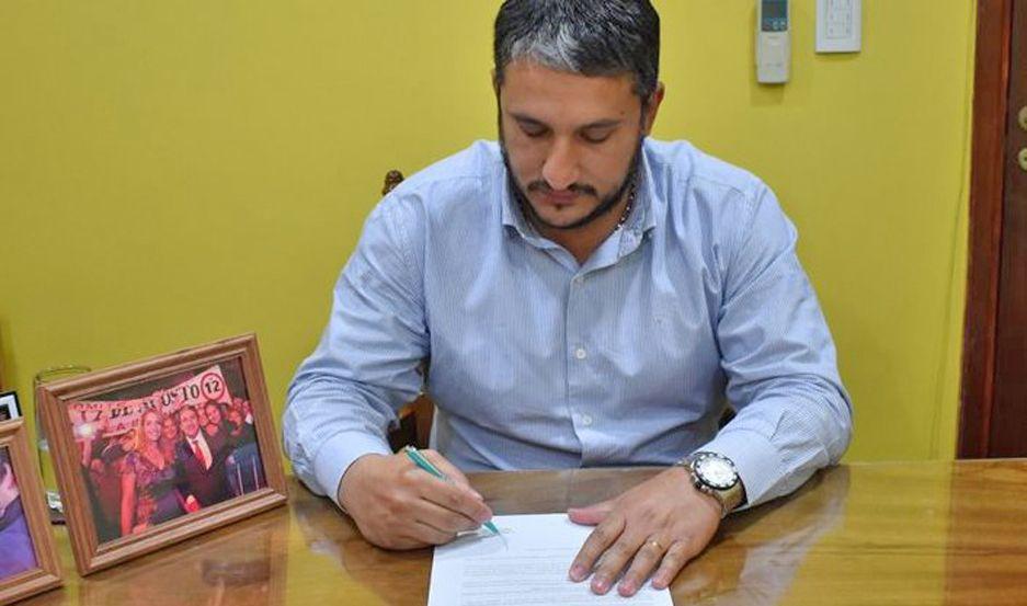 El intendente de Frías Aníbal Padula firmó el proyecto que ser� tratado hoy en el Legislativo