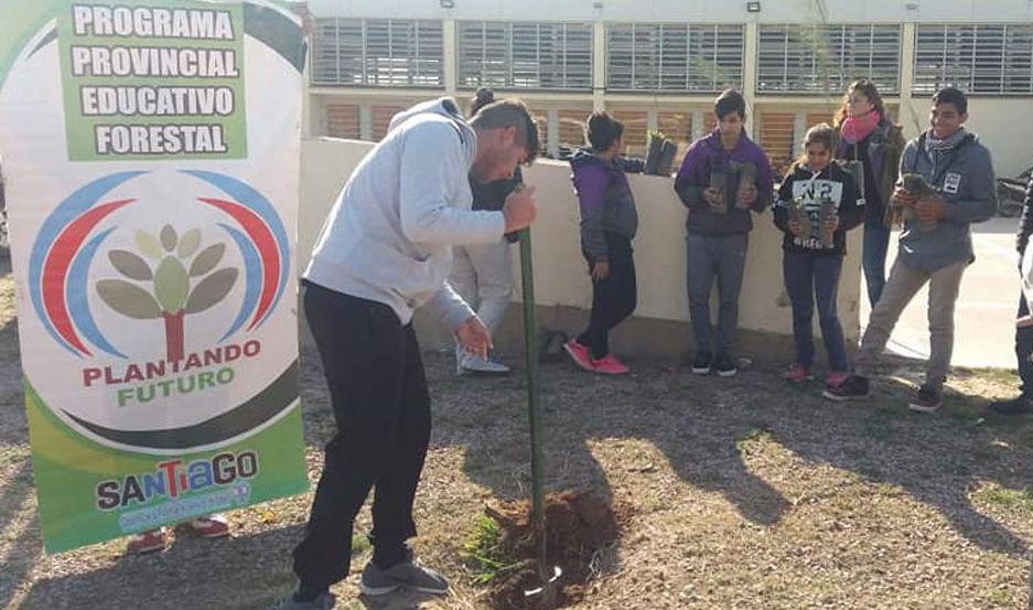 ACCIÓN A través de la plantación de �rboles el programa Plantando Futuro compromete a la comunidad educativa con el cuidado ambiental
