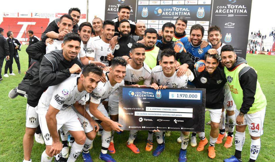 PREMIO los jugadores de Central Córdoba posan sonrientes con el cheque de 1970000 al que se hicieron acreedores por haberse clasificado a las semifinales de la Copa Argentina